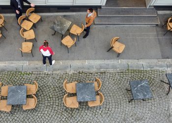 Во Франции и Австрии открылись рестораны и кинотеатры