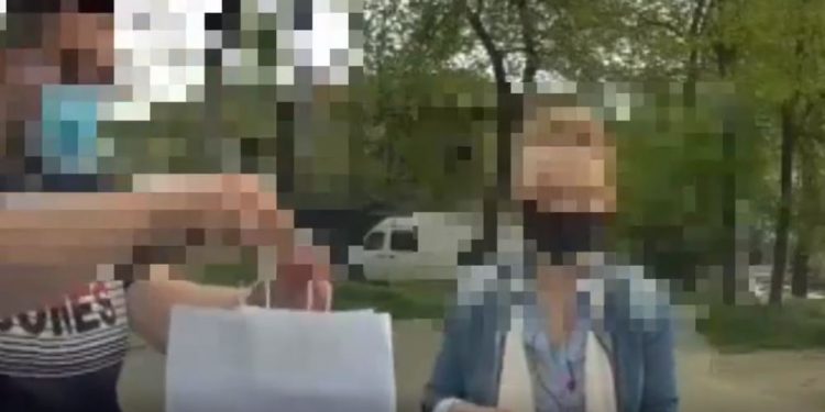 Cumpărau telefoane cu acte false. O femeie și complicele ei, identificați | VIDEO