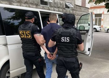 Un șef din cadrul MAI, reținut de SIS. Ar fi vândut unei grupări echipament utilizat pentru furtul mașinilor de lux | VIDEO