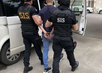 Un șef din cadrul MAI, reținut de SIS. Ar fi vândut unei grupări echipament utilizat pentru furtul mașinilor de lux | VIDEO