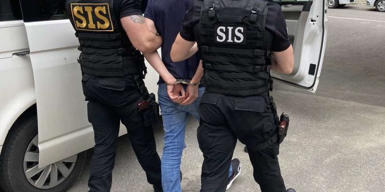 Un șef din cadrul MAI, reținut de SIS. Ar fi vândut unei grupări echipament utilizat pentru furtul mașinilor de lux | VIDEO