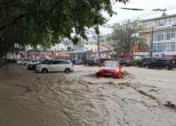 Из-за угрозы наводнения в Ялте объявлено чрезвычайное положение и началась эвакуация людей