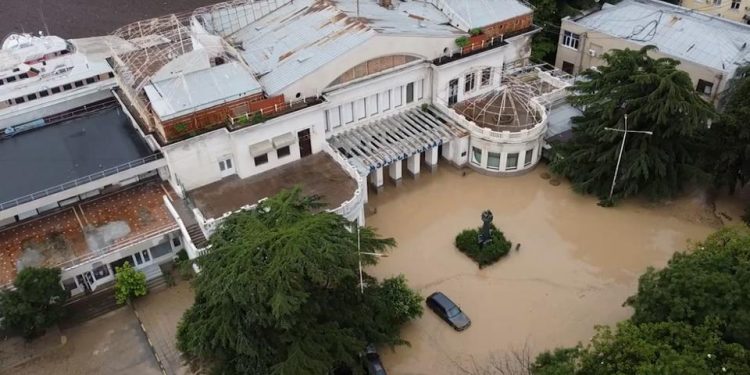 В Ялте из-за потопа пострадали восемь человек
