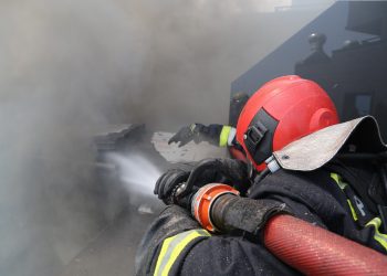 Пожар в столице: Спасателям пришлось эвакуировать две семьи | VIDEO