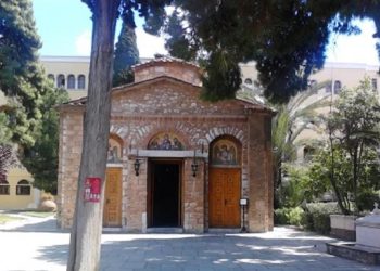 В Греции священник облил кислотой семь митрополитов