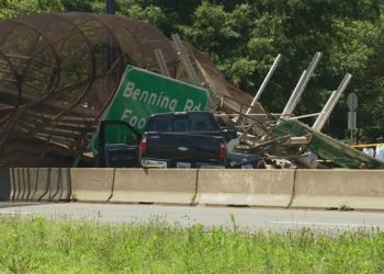 В Вашингтоне обрушился пешеходный мост
