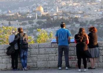 Власти Израиля отложили открытие границ для привитых туристов