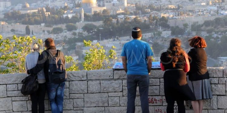 Власти Израиля отложили открытие границ для привитых туристов