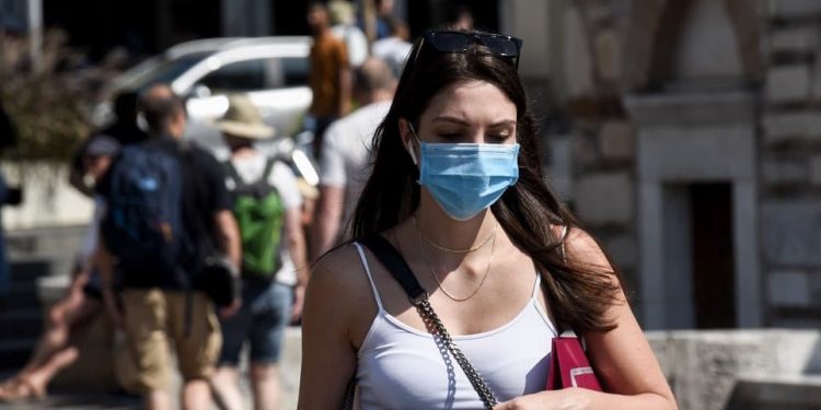 В Греции отменяют комендантский час и ношение масок на улице