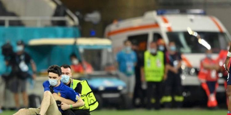 Во время матча Франция – Швейцария на поле выбежал молдавский болельщик