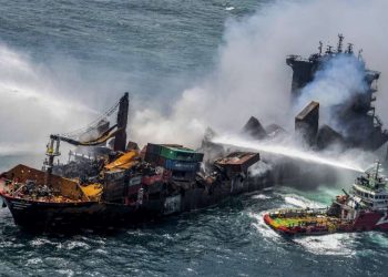 Начал тонуть сгоревший у берегов Шри-Ланки контейнеровоз с химикатами