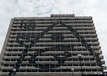 Мужчина угрожал спрыгнуть с крыши отеля «Național» в центре Кишинева | VIDEO