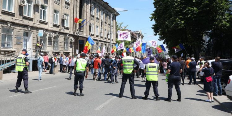 В центре столицы из-за протестов перекрыто движение