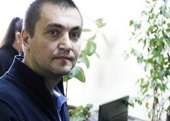 Вячеслав Платон пришел на митинг перед ЦИКом. Под крики «Вор!» его увели полицейские