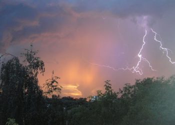 Желтый код метеоопасности в связи с грозами