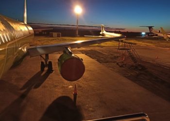 Самолет в новосибирском аэропорту столкнулся с мачтой освещения