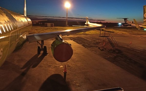 Самолет в новосибирском аэропорту столкнулся с мачтой освещения