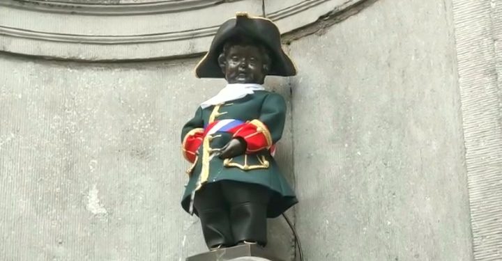 Скульптуру «Писающего мальчика» в Брюсселе одели в костюм русского гвардейца