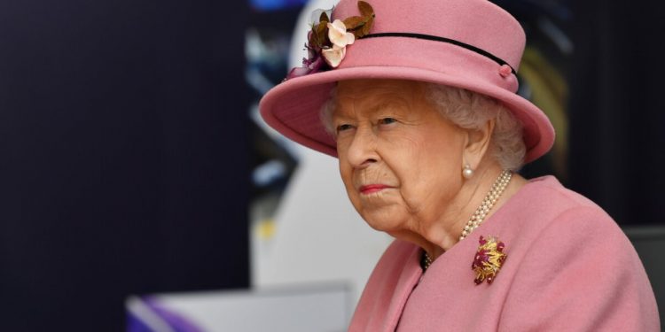 Елизавета II назвала причины отказа от престола