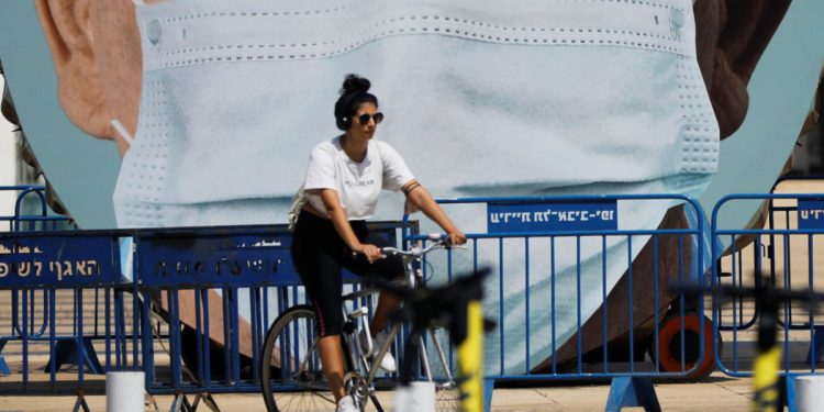В Израиле разрешили не носить маски в помещениях