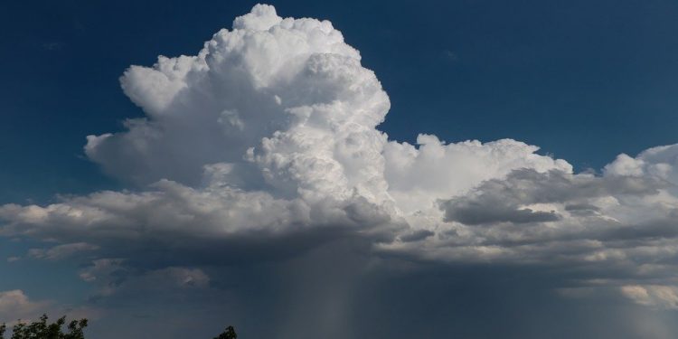 Синоптики предупреждают о грозах и шквалистом ветре