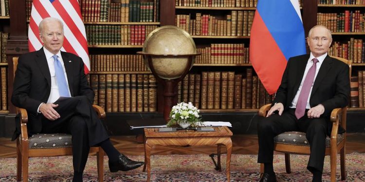 Переговоры Путина и Байдена в узком составе завершились