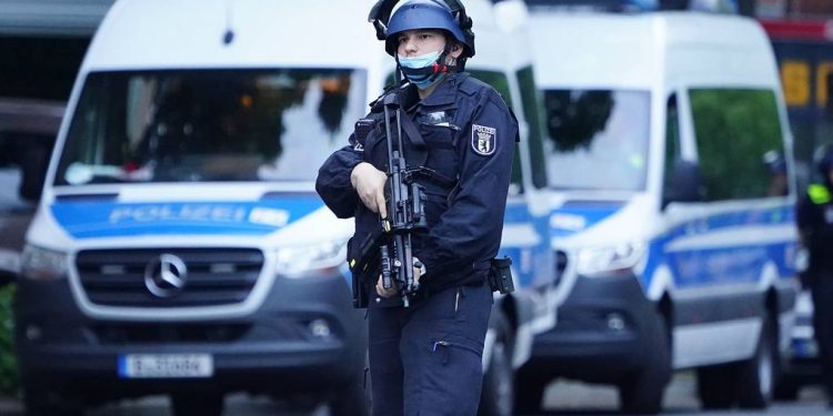 Неизвестный открыл стрельбу в городе на западе Германии