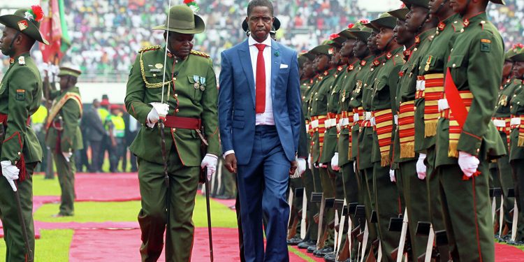 Президент Замбии потерял сознание на параде