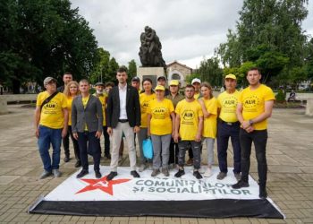 Alianța pentru Unirea Românilor a călcat în picioare un panou electoral al BECS. Reacția socialiștilor | VIDEO