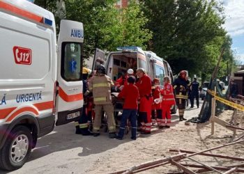 Cei patru bărbați care au căzut în gol în timp ce se aflau pe schelele unui bloc din capitală sunt în stare gravă la spital
