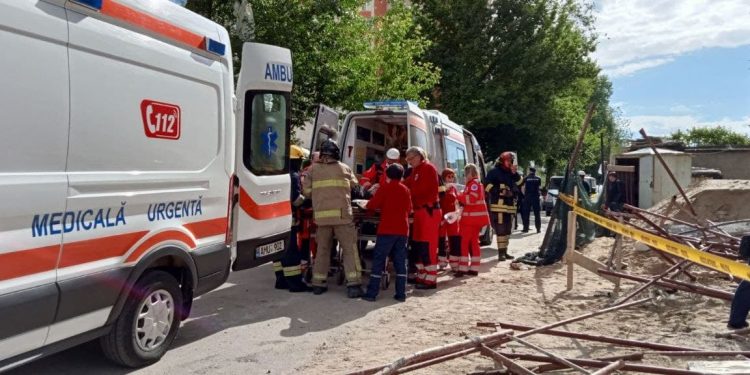 Cei patru bărbați care au căzut în gol în timp ce se aflau pe schelele unui bloc din capitală sunt în stare gravă la spital