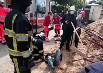 Accident la locul de muncă. Doi bărbați au căzut de pe schele, de la etajul nouă | VIDEO