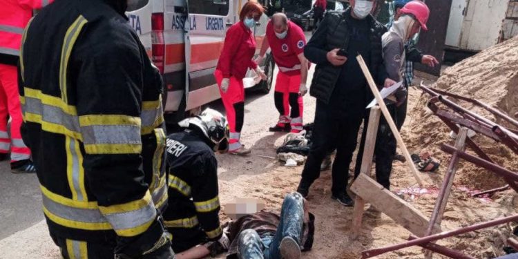 Accident la locul de muncă. Doi bărbați au căzut de pe schele, de la etajul nouă | VIDEO