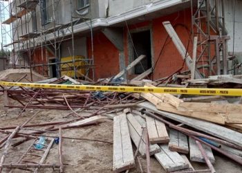 Patru persoane au căzut vineri de pe schele la Botanica. Doi bărbați, scoși de salvatori de sub dărâmături | FOTO