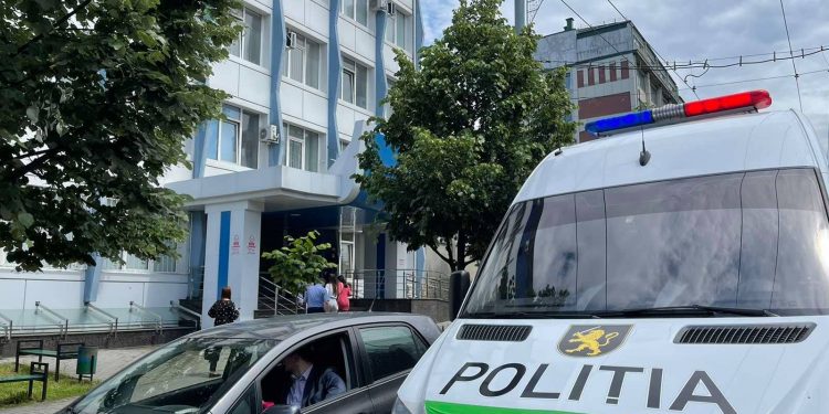Alertă falsă cu bombă la Judecătoria Buiucani. Poliția caută autorul apelului