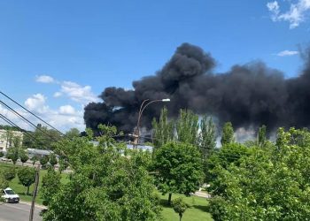 Incendiu puternic la Ciocana. Fumul a acoperit tot sectorul | FOTO