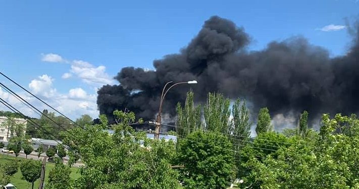 Incendiu puternic la Ciocana. Fumul a acoperit tot sectorul | FOTO