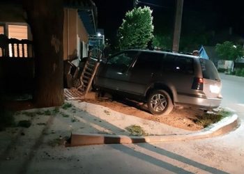 O mașină a ajuns în peretele unei case după ce s-a tamponat cu un autocar, la Cahul | VIDEO