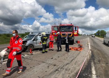 Accident grav la ieșirea din capitală. Un șofer, rămas încarcerat între fiarele mașinii după ce s-a tamponat cu un TIR | FOTO