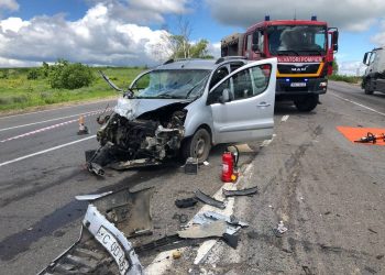 Accident grav la ieșirea din capitală. Un șofer, rămas încarcerat între fiarele mașinii după ce s-a tamponat cu un TIR | FOTO
