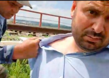 Liderul Partidului Democrația Acasă, Vasile Costiuc, a fost lovit cu un baston de cauciuc pe podul de la Nistru în timpul unui live pe Facebook | VIDEO