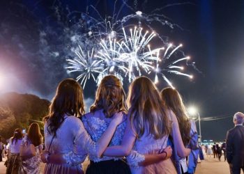 Cazuri șocante la baluri de absolvire: Un minor ar fi ajuns în comă alcoolică la spital, iar un alt tânăr și-a rupt diploma chiar la festivitatea | VIDEO