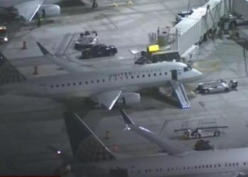 Incident pe aeroportul din Los Angeles: Un bărbat a sărit din avionul care se pregătea să decoleze | VIDEO