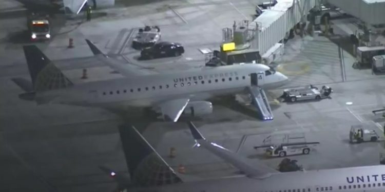 Incident pe aeroportul din Los Angeles: Un bărbat a sărit din avionul care se pregătea să decoleze | VIDEO