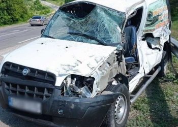 Accident în raionul Briceni. Remorca unui microbuz s-a decuplat și s-a izbit într-o mașină | FOTO