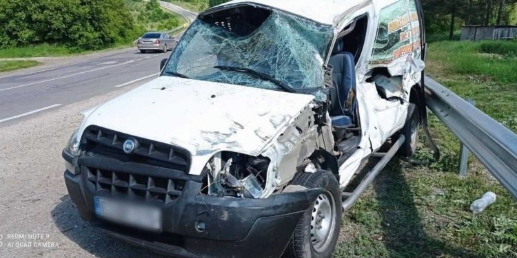 Accident în raionul Briceni. Remorca unui microbuz s-a decuplat și s-a izbit într-o mașină | FOTO