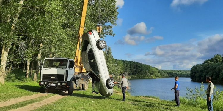Scafandrierii IGSU au evacuat o mașină din râul Nistru, după ce șoferul a uitat să tragă frâna de mână | VIDEO