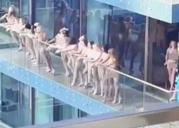 Автор скандальной съемки в Дубае выставил на торги ролик с девушками