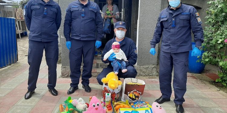 Surprize copiilor care au apărut pe lume în timpul misiunilor de salvare, felicitați de pompieri | VIDEO