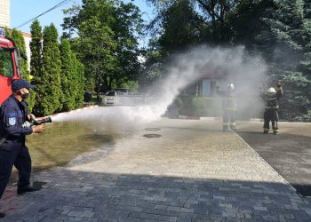 Păstrând tradiția: Doi pompieri și-au încheiat activitatea profesională sub jeturi de apă | VIDEO